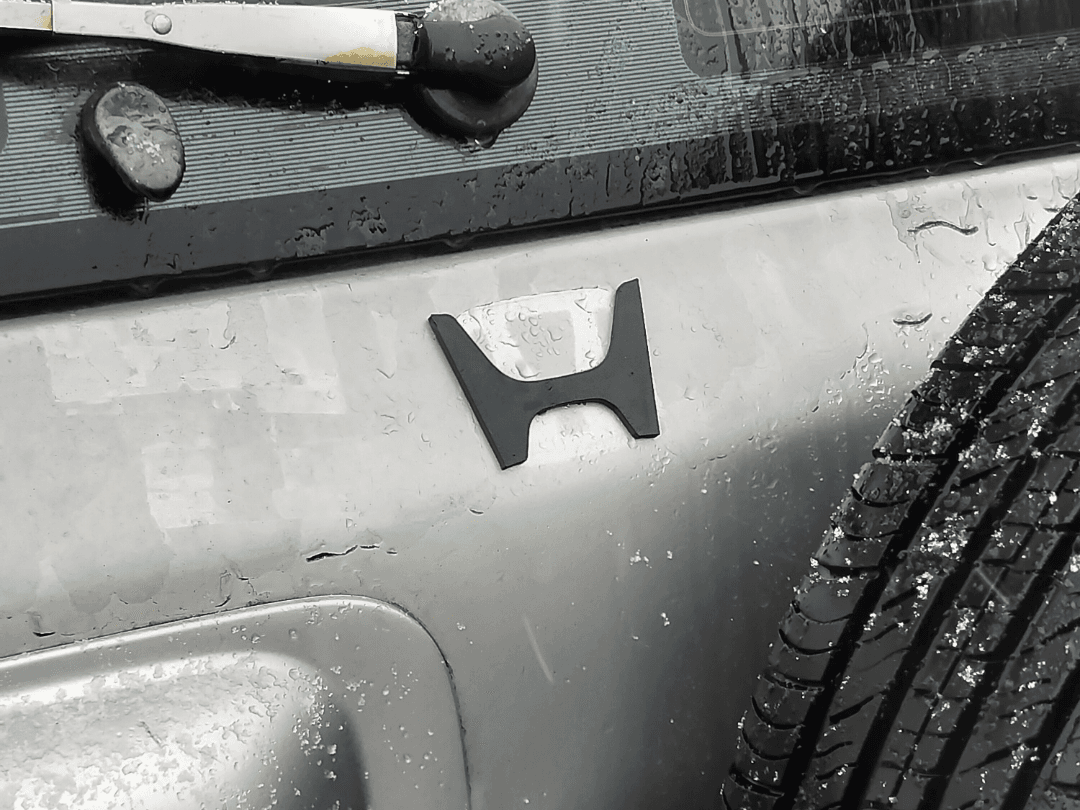 97-01 HONDA CRV TAILGATE EMBLEM (NEW HONDA LOGO)