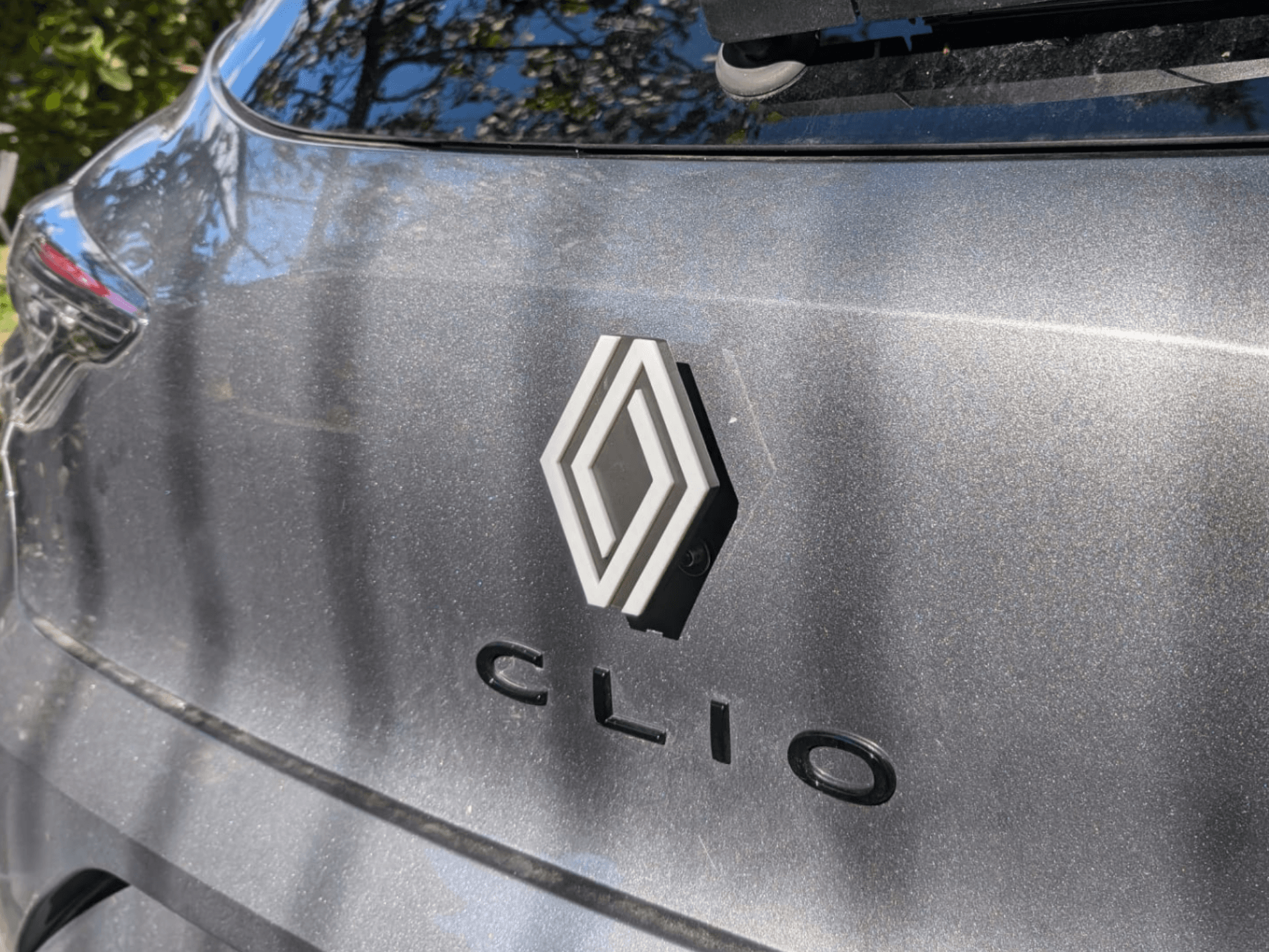Clio 5 swappable rear logo replacement