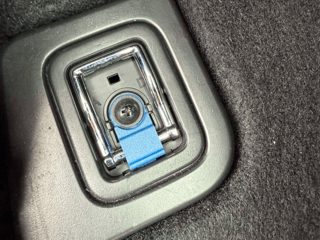 Hyundai i30 trunk hook bracket