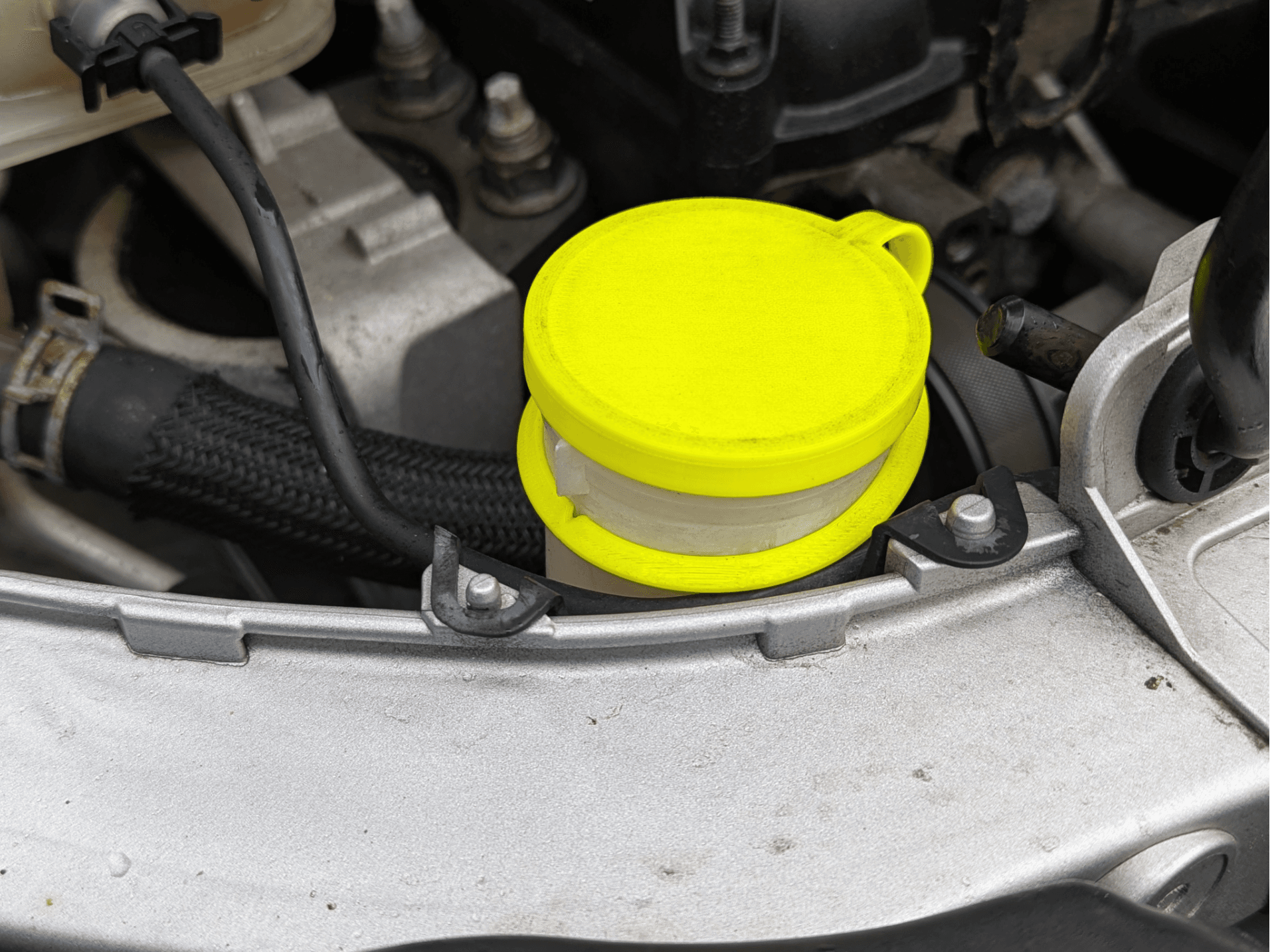 Ford Focus/Transit Connect windshield washer cap.