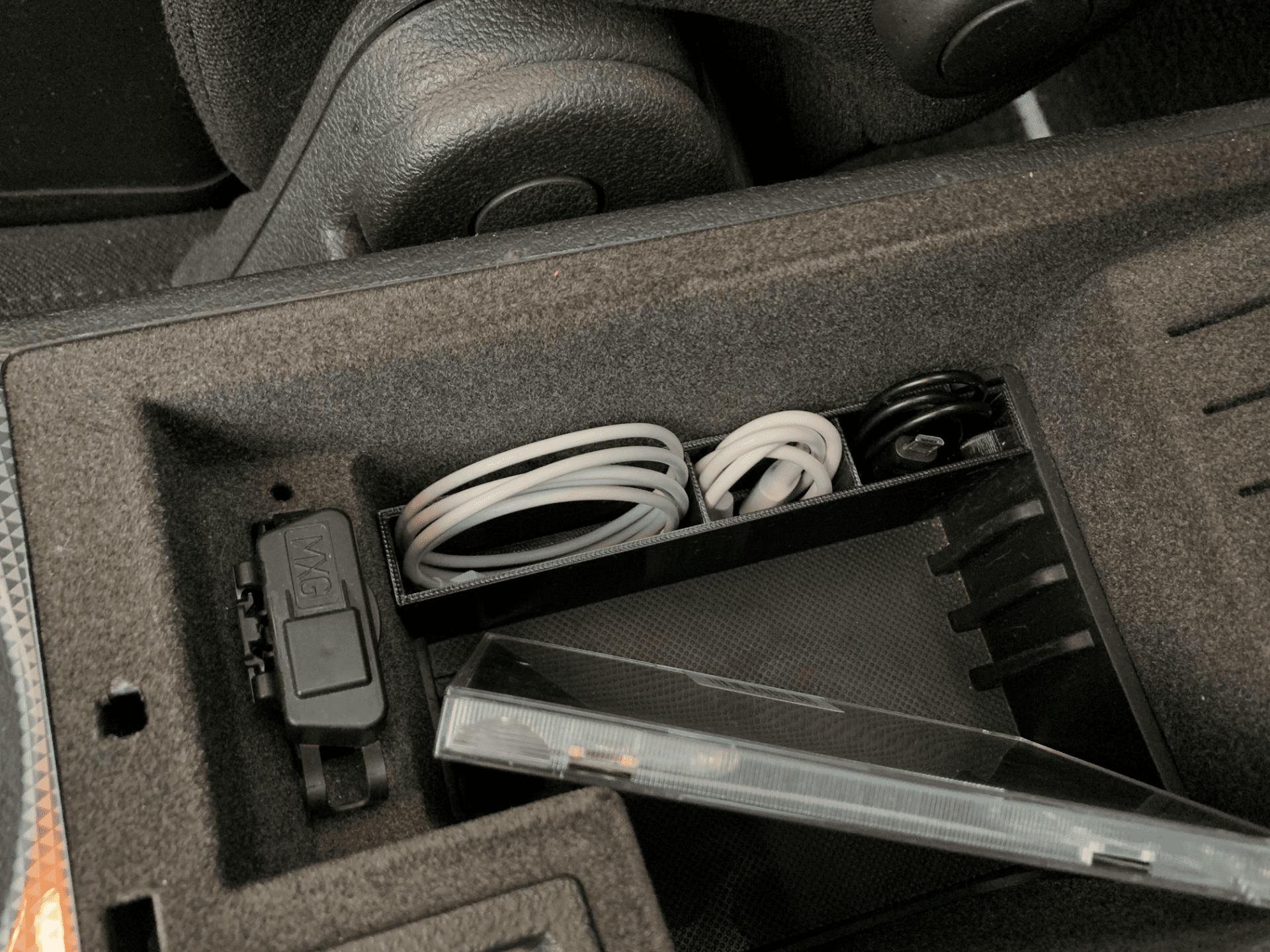 Peugeot 407 center console cable organaizer