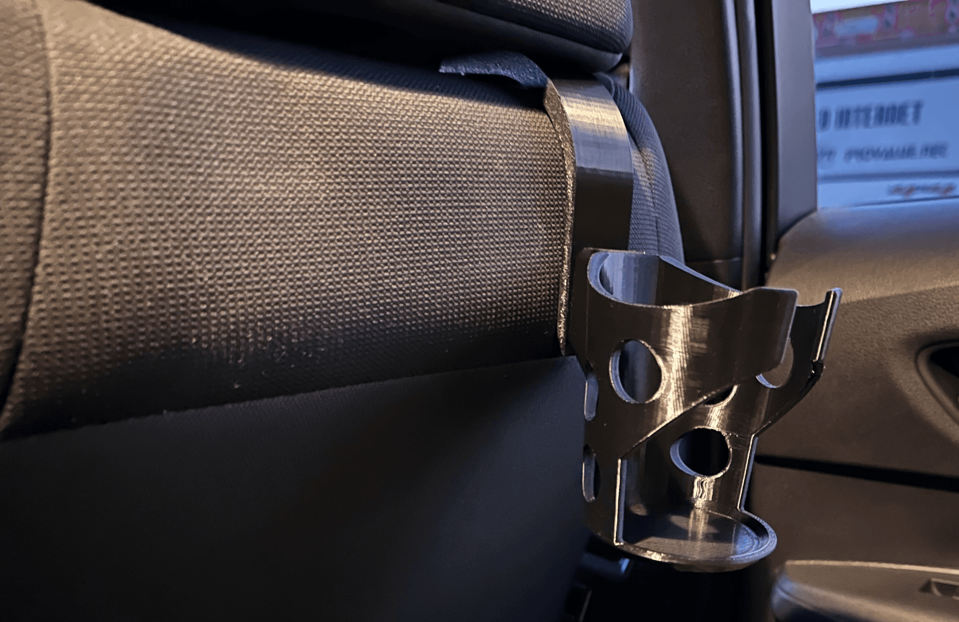 Car Headrest cup holder - Simple, Strong and Quick