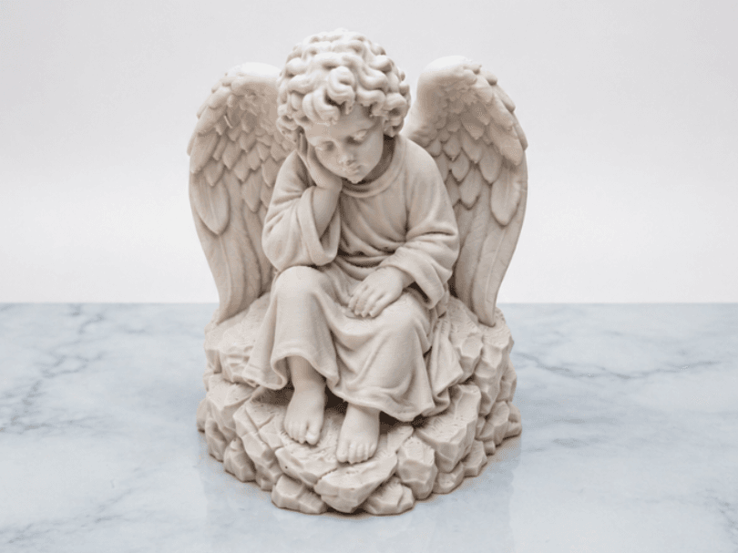 Traeumender Engel auf Felsensitz Denkfigur