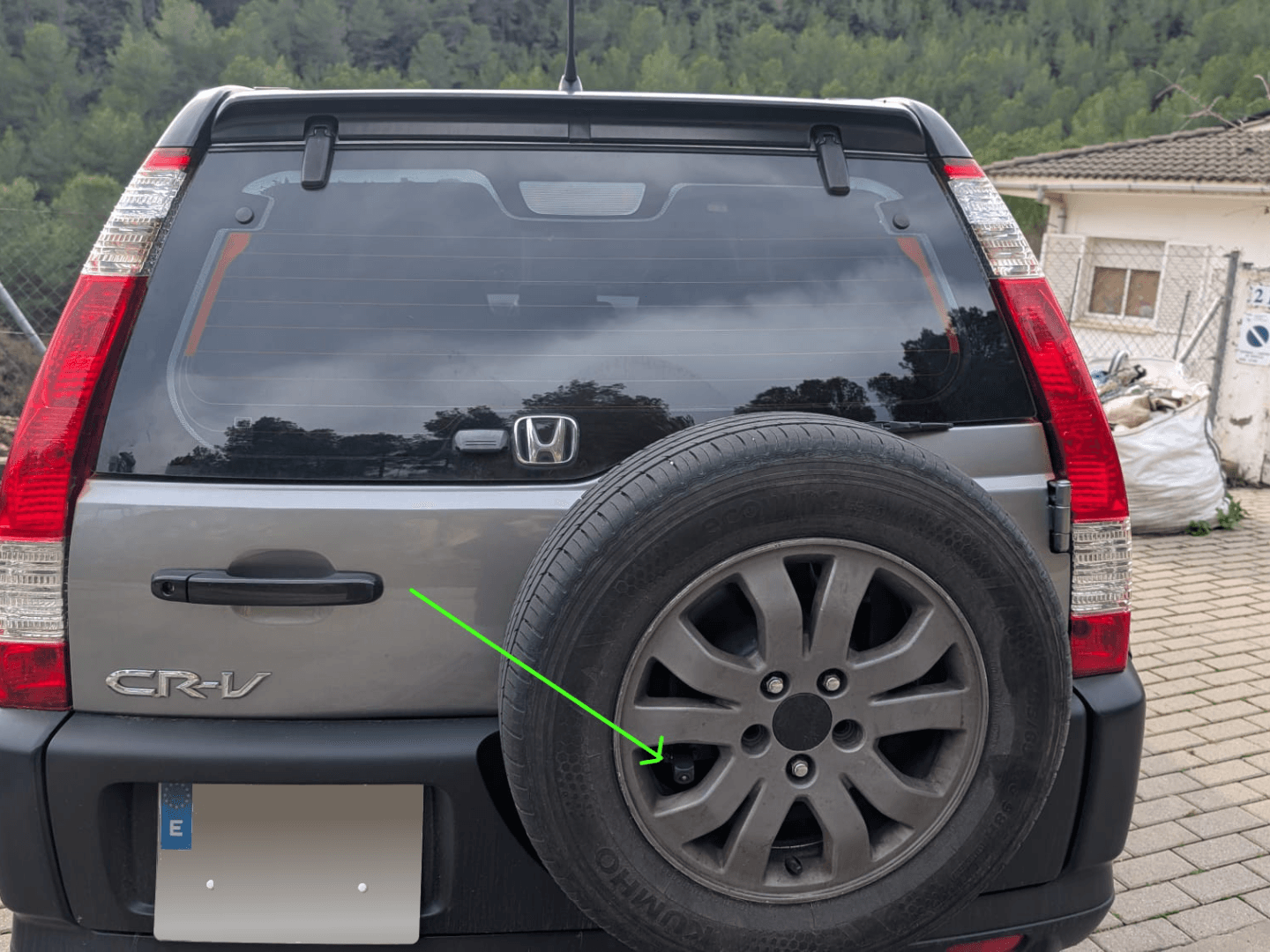 Rear view camera bracket for spare wheel 