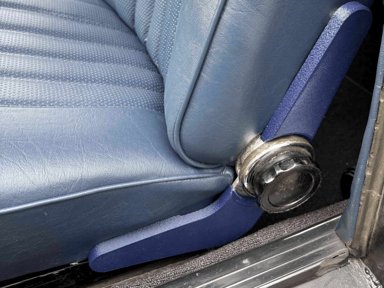 Sitzabdeckung  seitlich W115