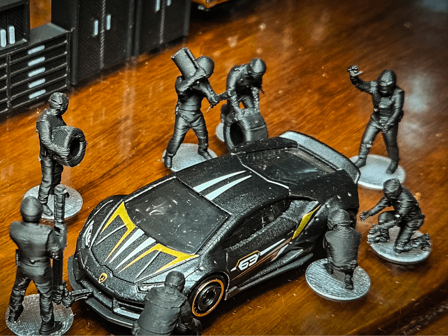 1:64 Scale Pit Crew 8 Man Strong