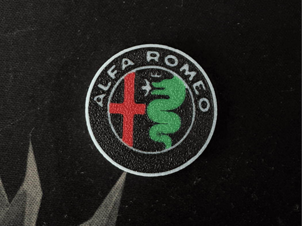 logo Alfa Romeo, ridimensionato svuota tasche 