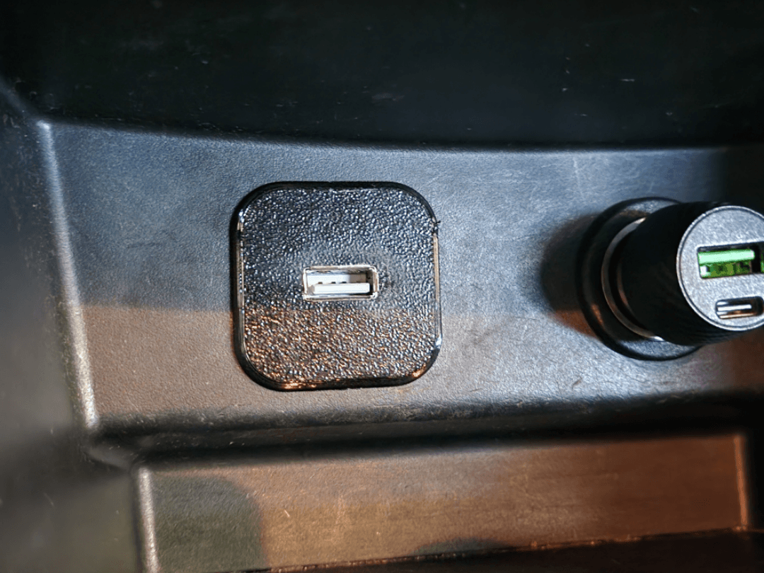 Suzuki USB socket for an aftermarket multimedia