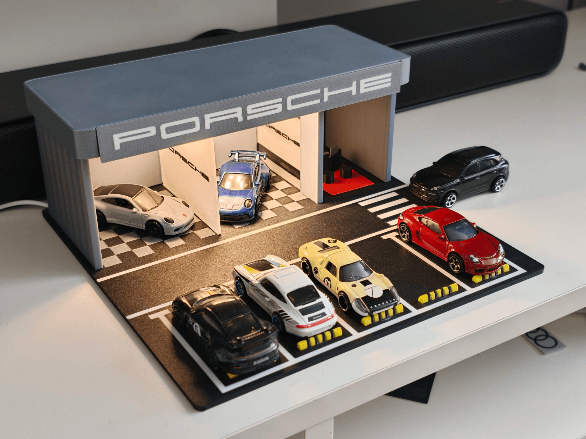 Porsche Showroom Garage Display – 1:64 Scale