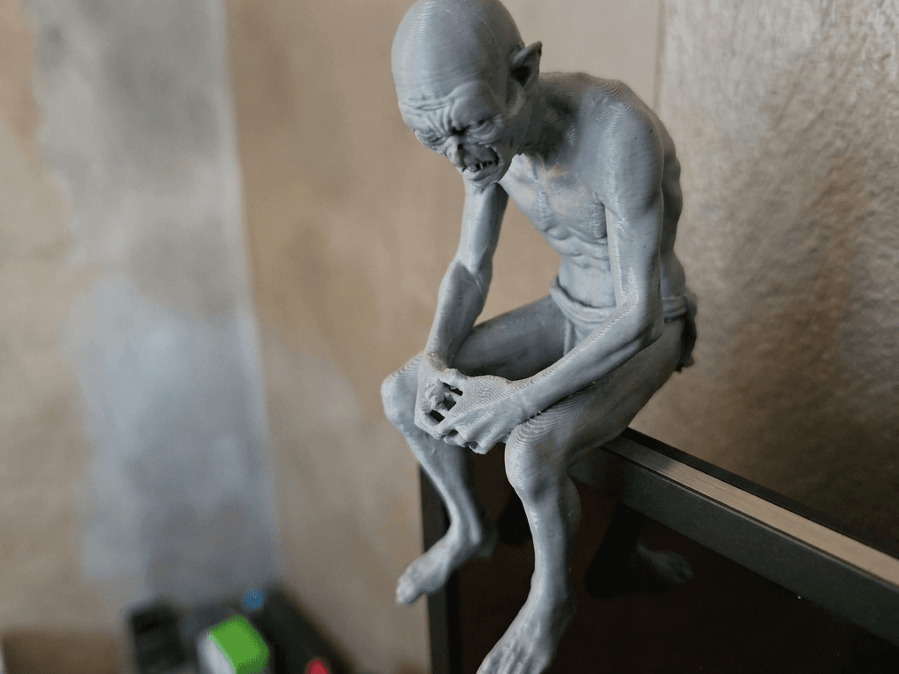 Gollum o Smigol seduto triste