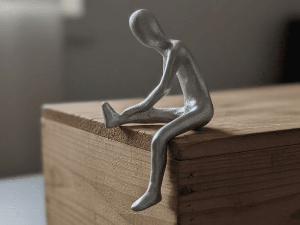 Sculpture of a Seated Man Escultura Hombre Sentado