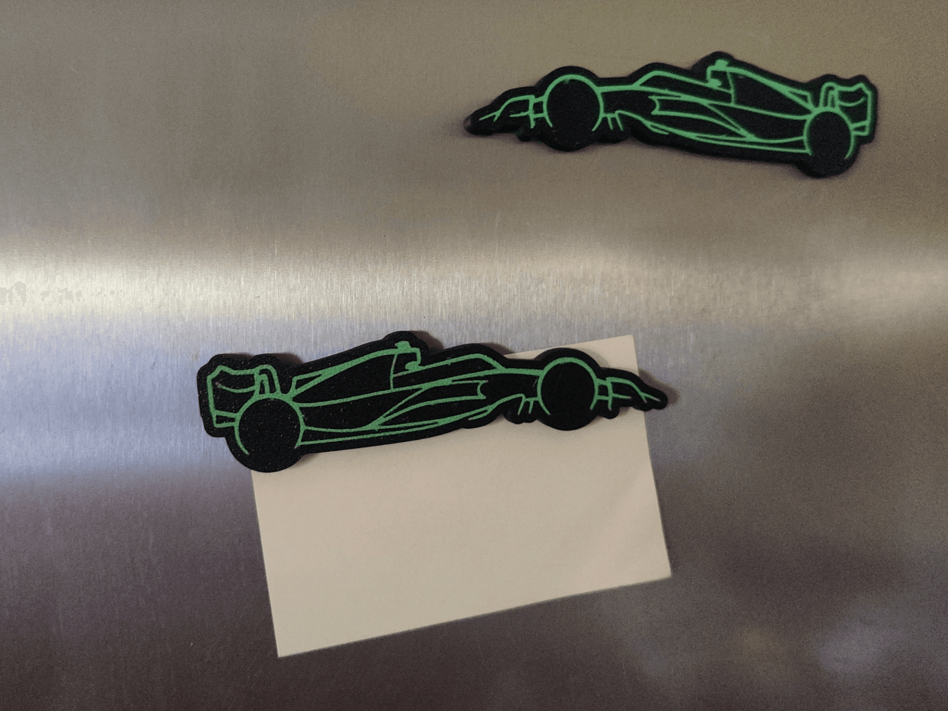 F1 car fridge magnet / Imán de nevera de F1