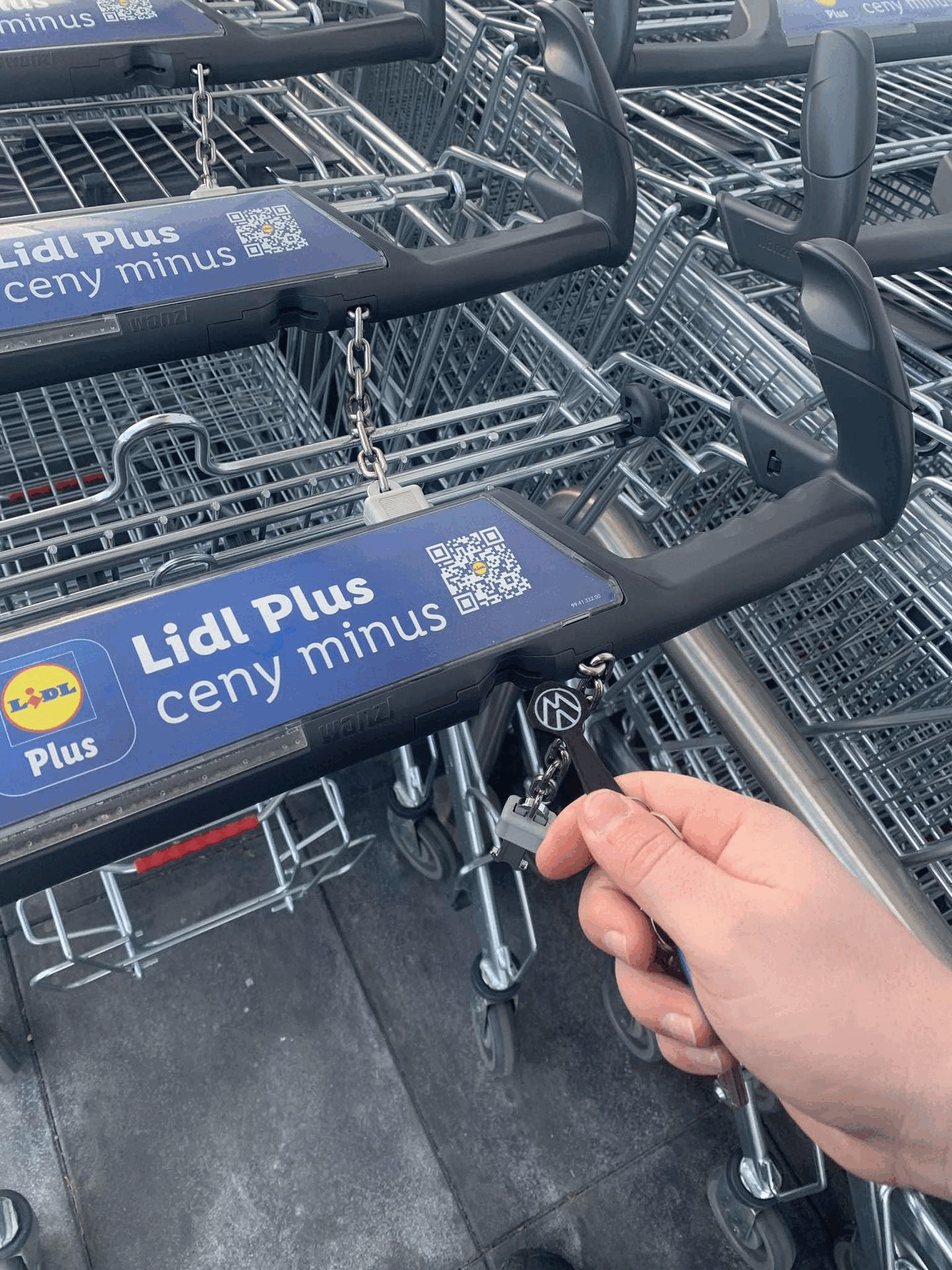 Shopping cart coin/ keychais with car logos