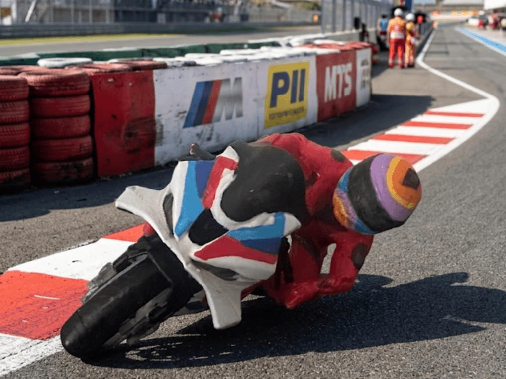BMW M1000RR Racing Rider - Extreme Lean Angle 
