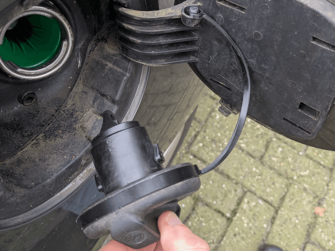 Fuel cap cord for Alfa Romeo Giulietta