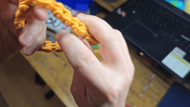Chain Reaction Fidget — Flex. Spin. Flow.