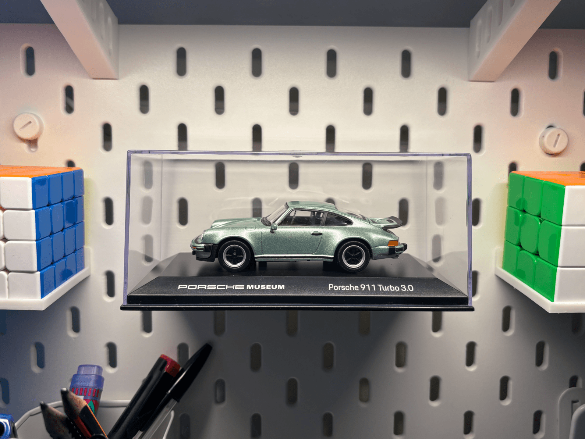 Porsche model holder for SKADIS