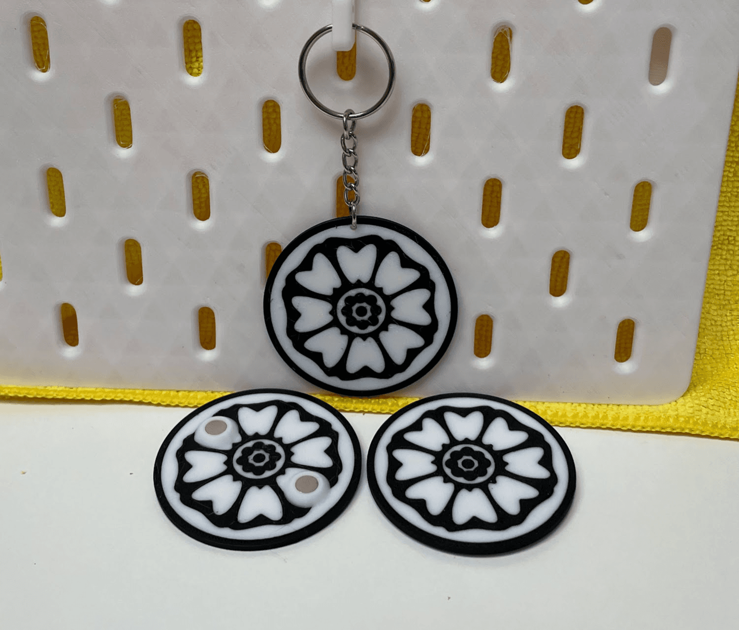 White Lotus keychain & magnet (2-color)