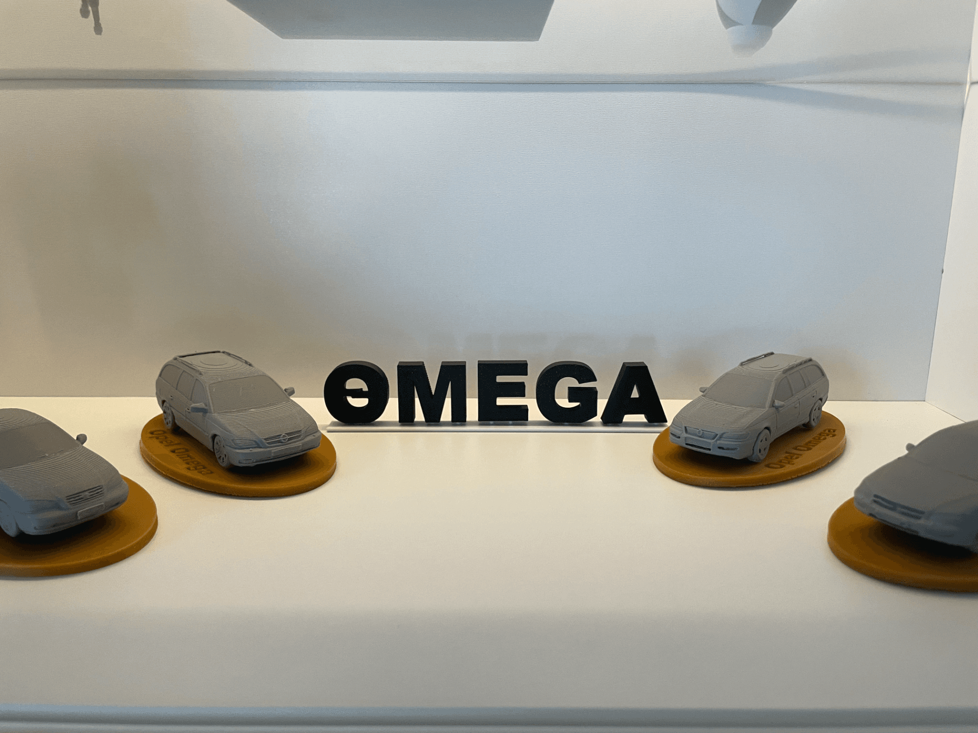 OMEGA Schriftzug für die Vitrine - Opel Omega
