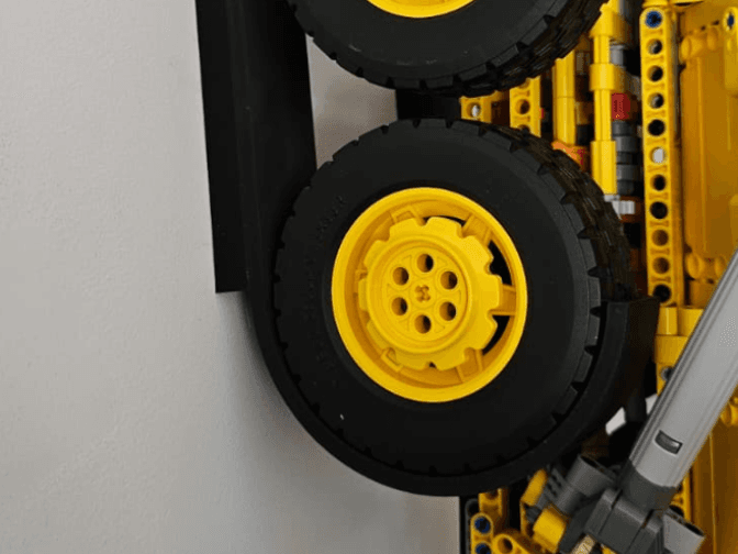 42114 Volvo 6x6 wall mount
