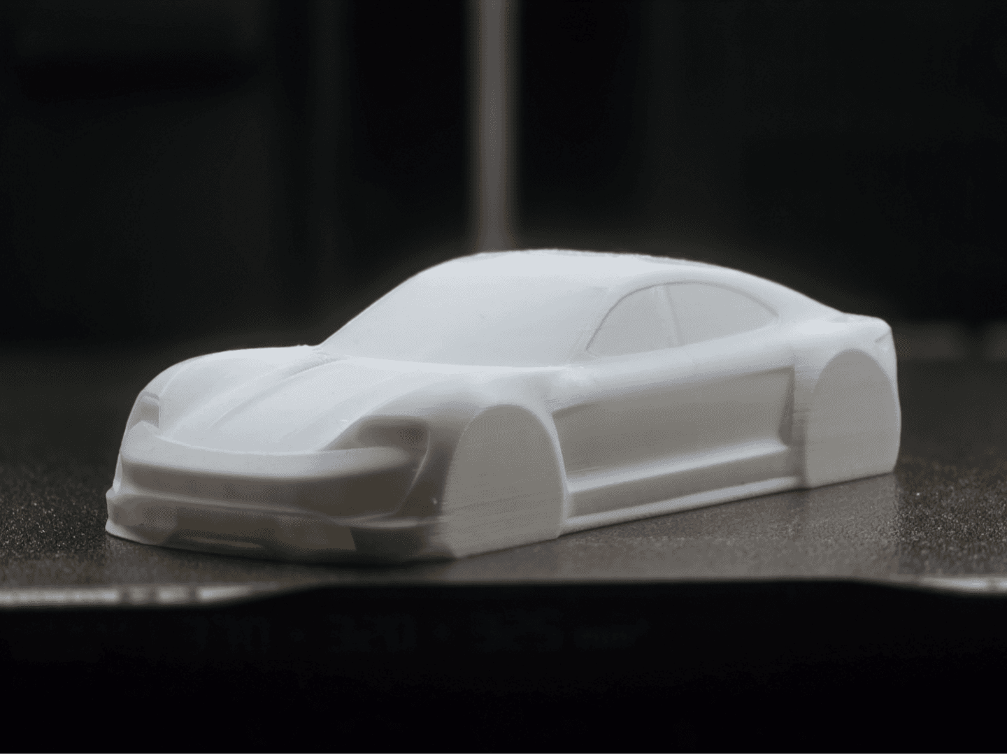 Porsche Taycan Skulptur Minimalistisch