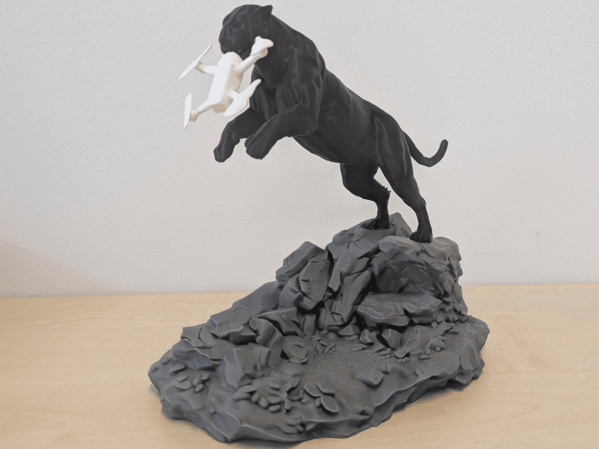Drohnefangender Panther