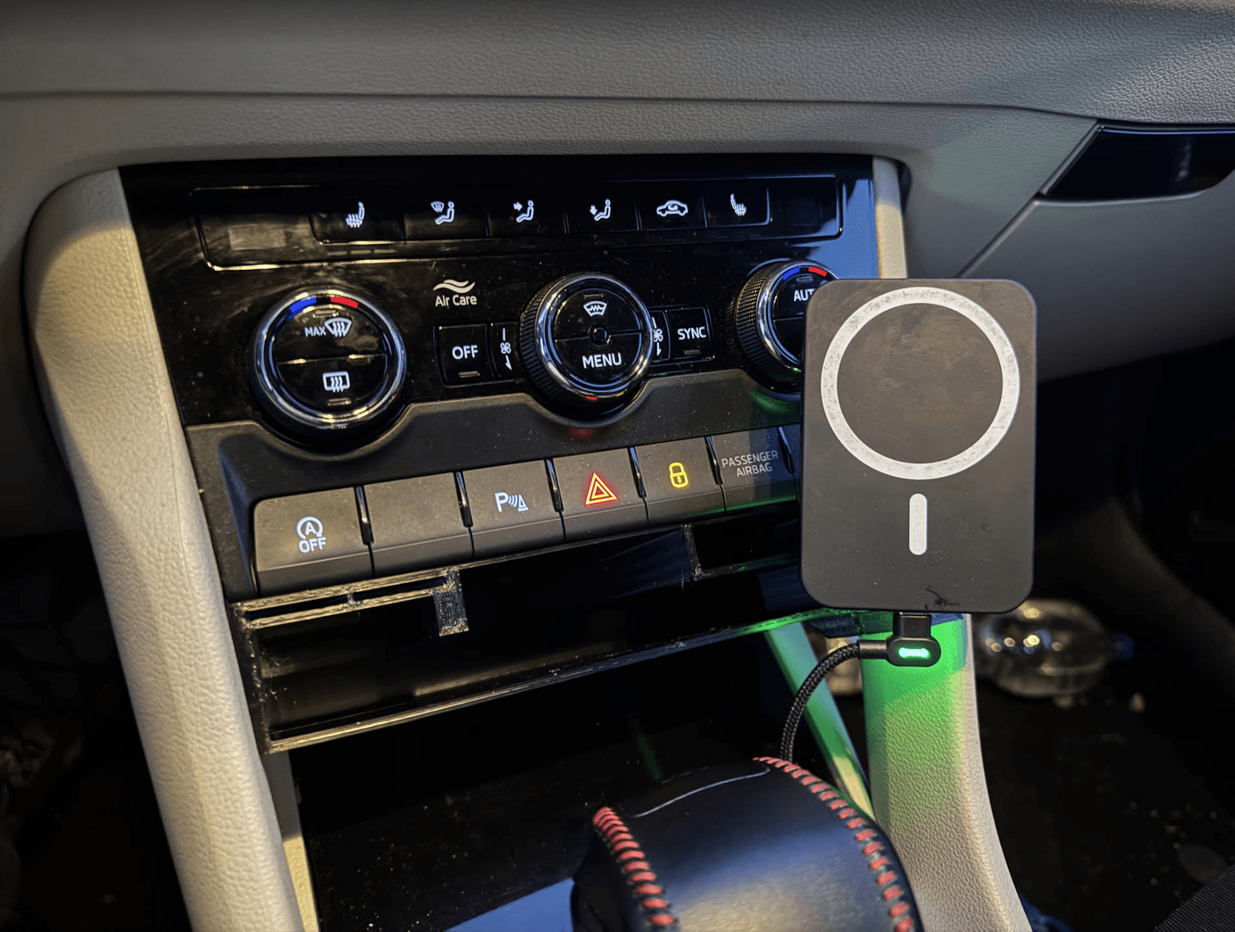 Skoda Karoq Organizer with integrated Smartphonemount (Ball)
