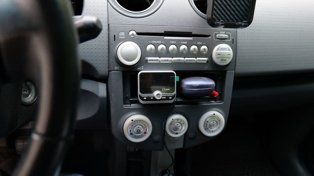 FM-transmitter mount for Mitsubishi Colt Z30, CZC / FM Transmitter Halterung für Mitsubishi Colt Z30, CZC