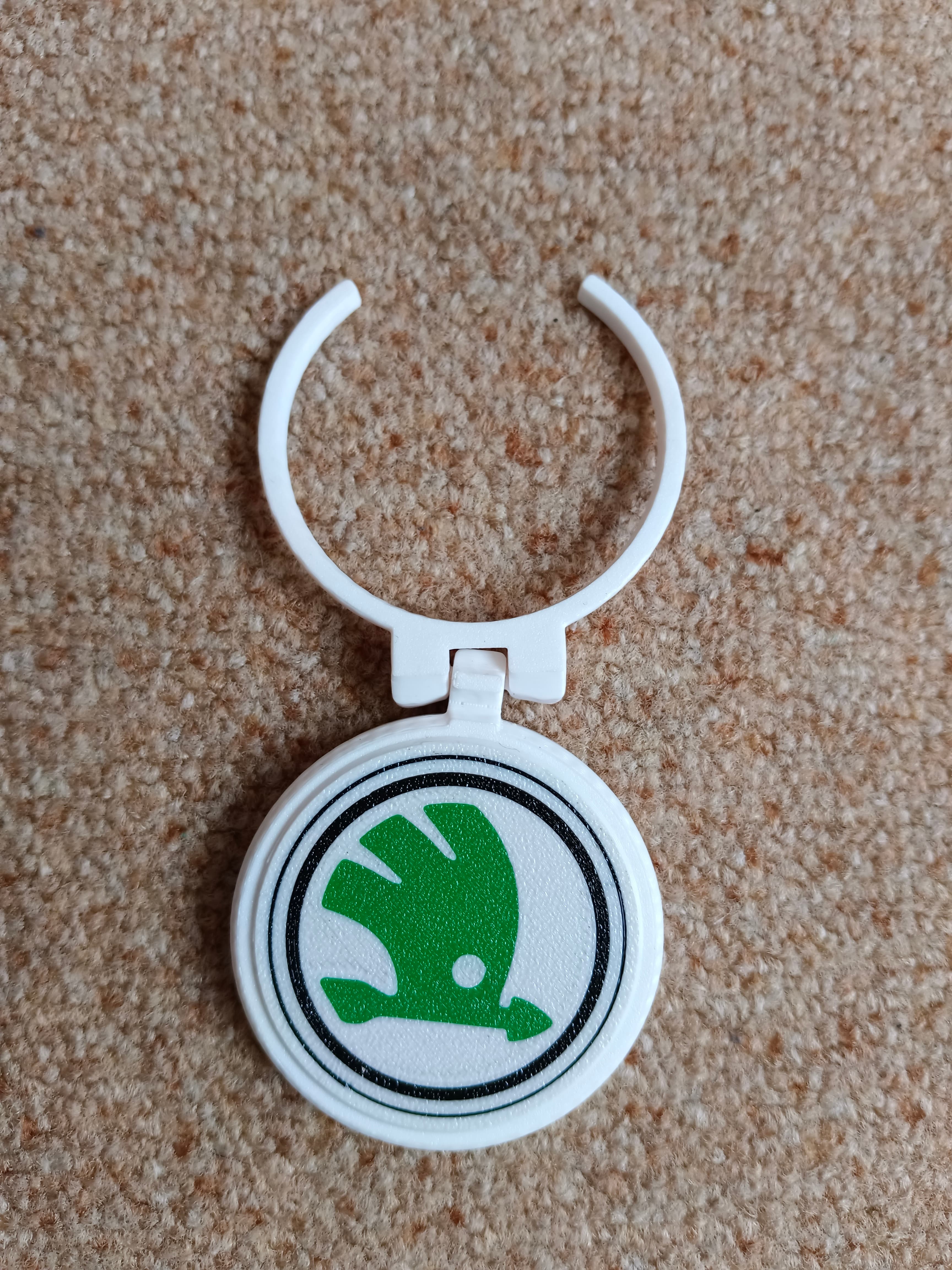 removable Skoda emblem to lid metal cans (0,5L & 0,33L)