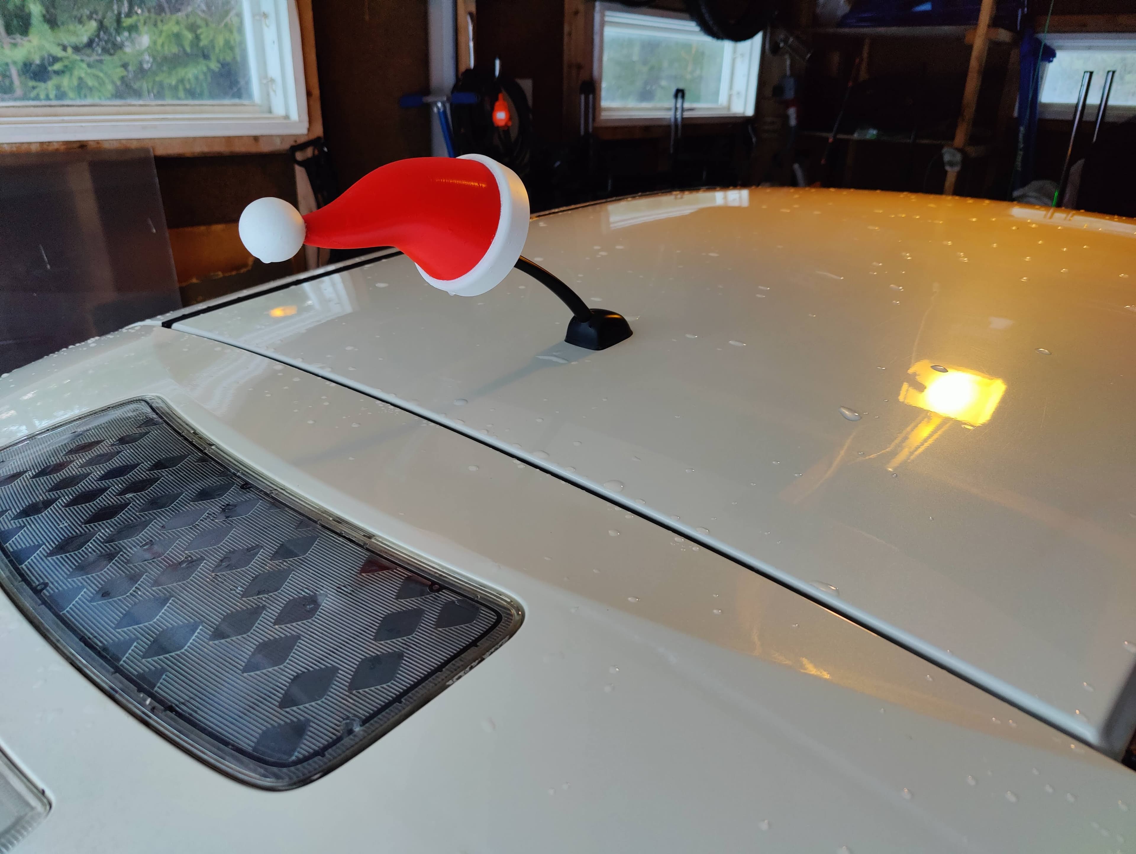 Nissan Leaf radio aerial santa hat