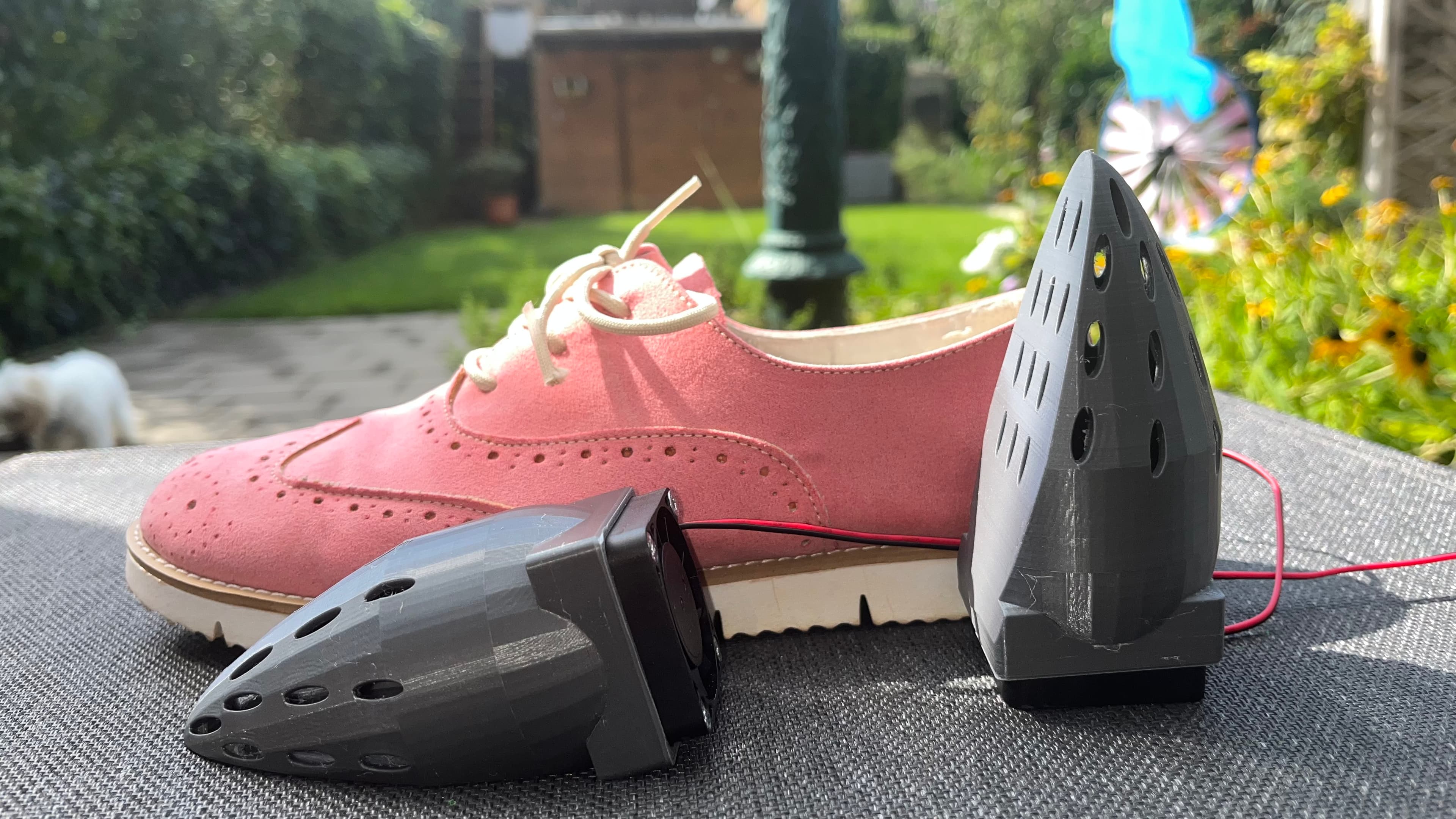 Flacher Schuhlüfter für unterwegs. Flat shoe dryer for on the go.