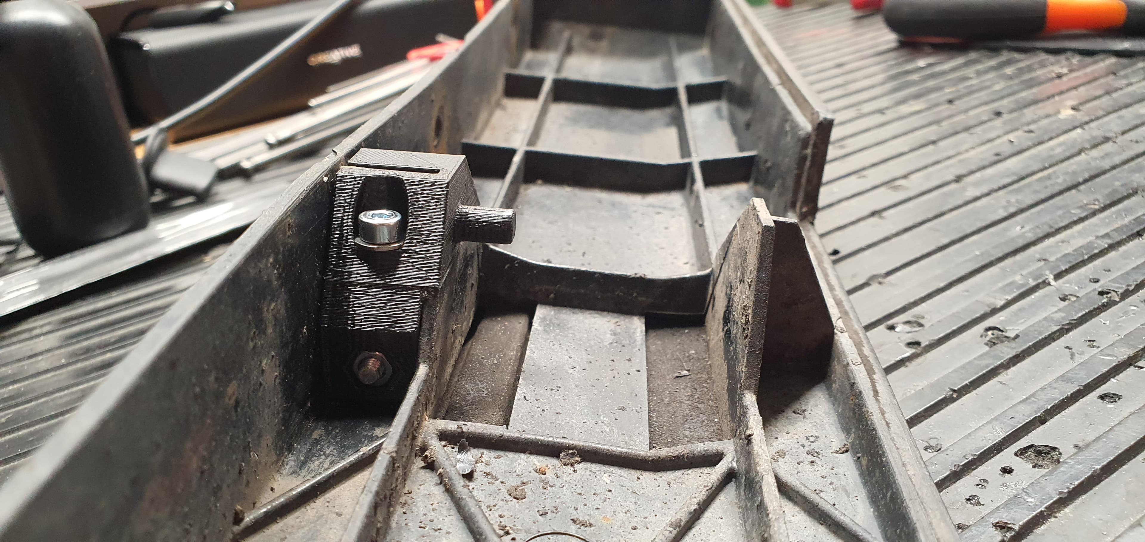 Repair for Jaguar XJR (XJ40) bumpers (broken pegs)