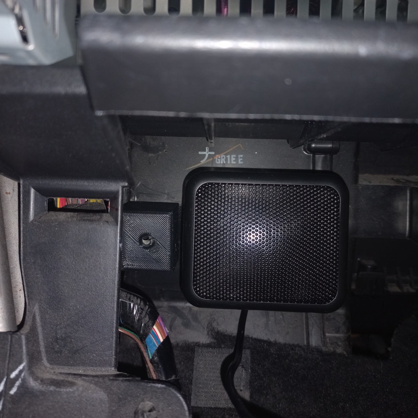Attachment of (handsfree) reproductor into a Mazda6 car