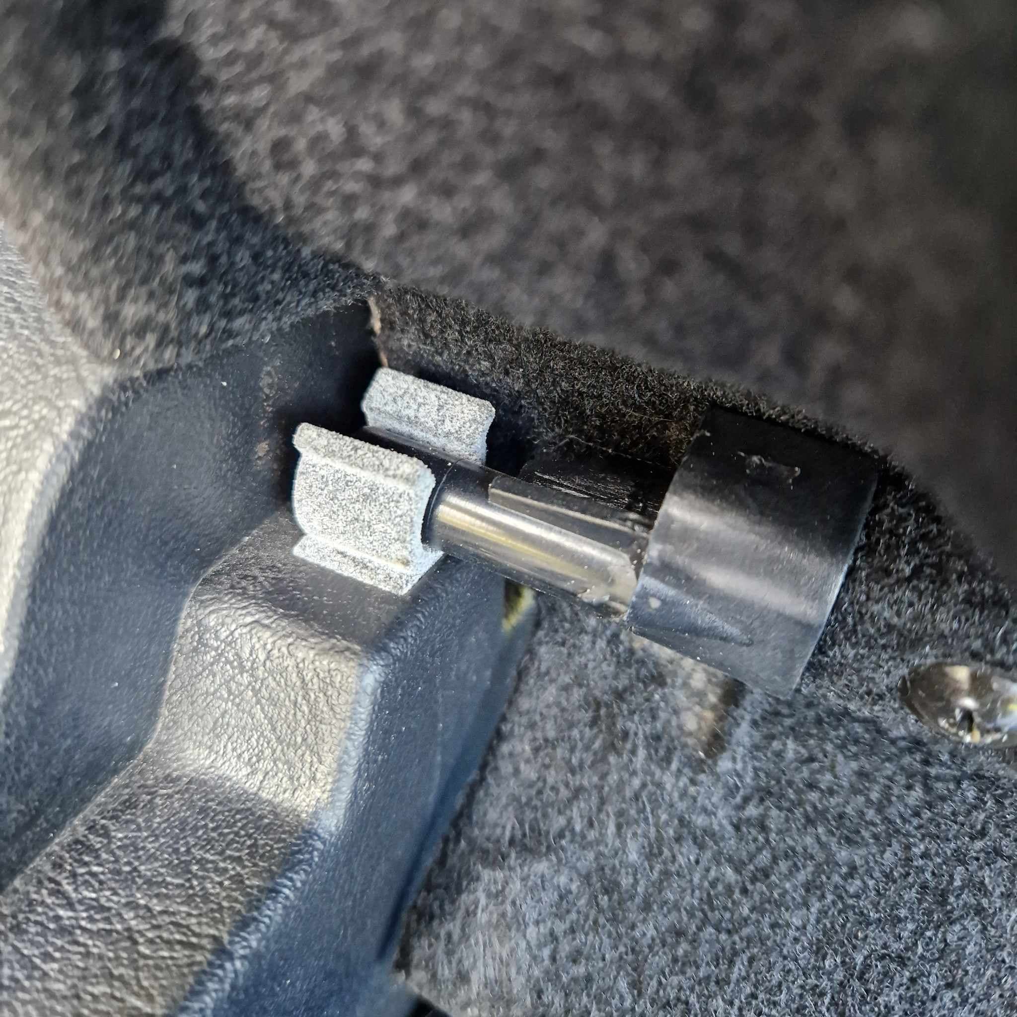 Hyundai Coupe, Tiburon, Tuscani Parcel Shelf Clip