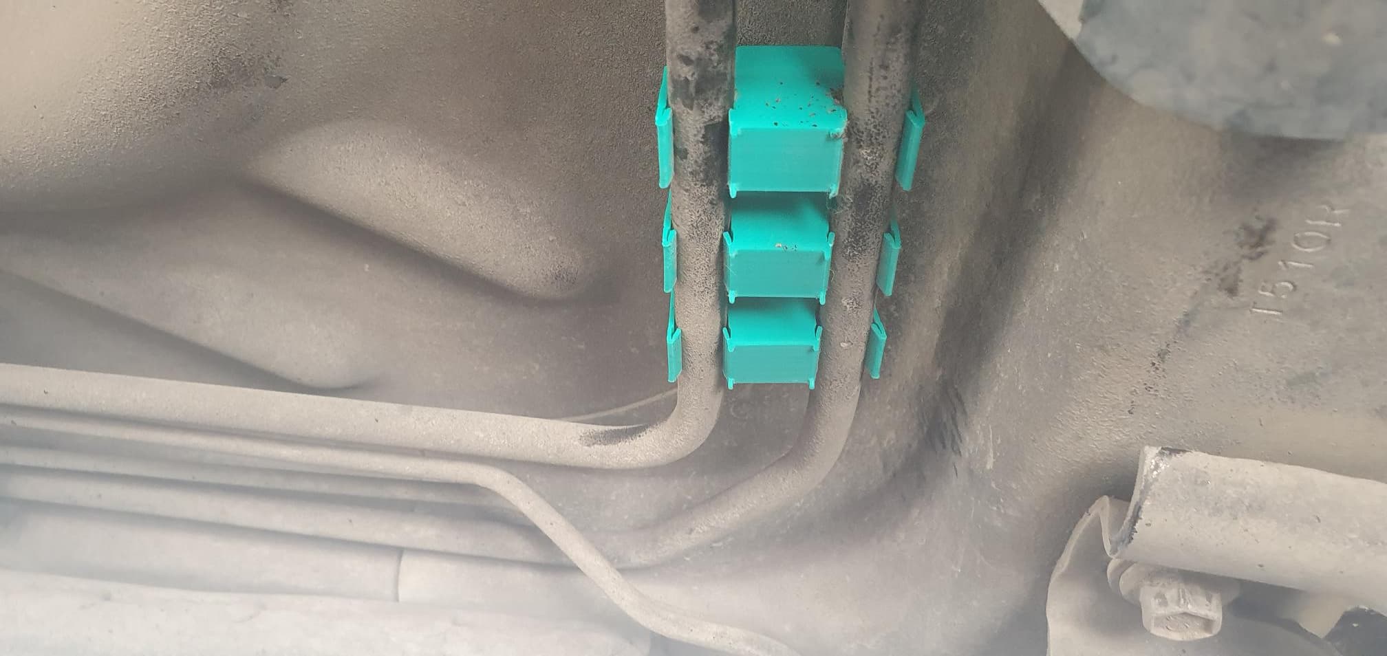 Car fuel line clamp Ford Explorer