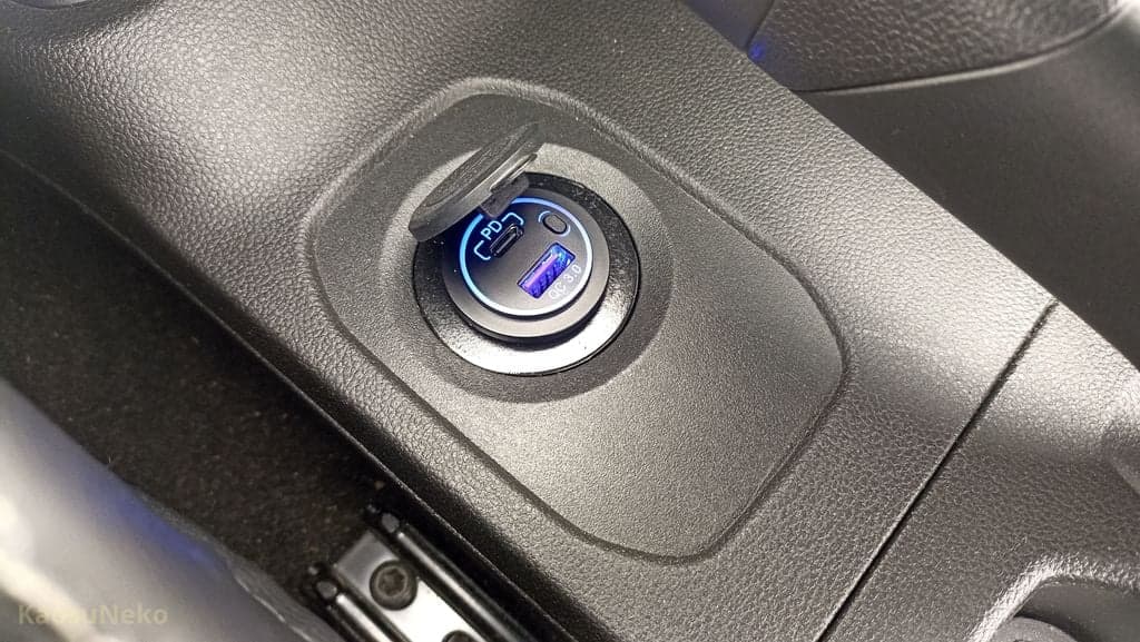 Renault Duster 2G 2021+ 2WD USB charger in the all wheel drive switch plug
